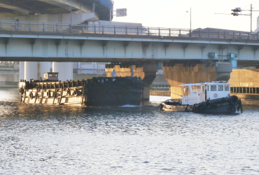 はしけの長所 美栄丸・高365橋下曳航(中島川)